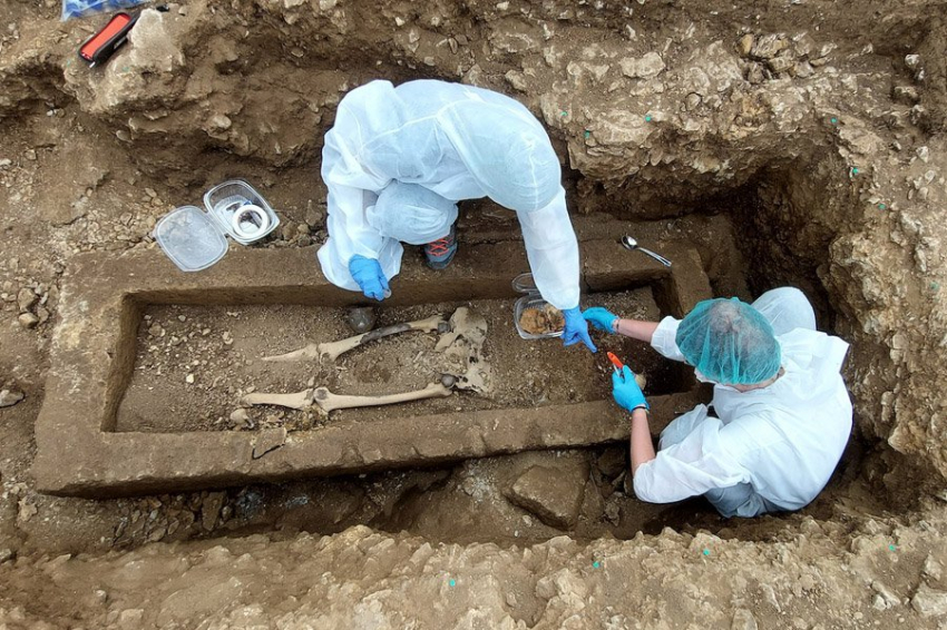 Редкий запечатанный этрусский саркофаг найден в Италии