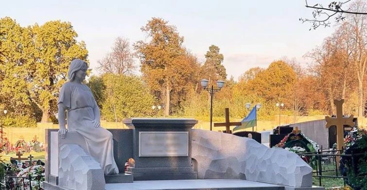 Как выбрать памятник на могилу: материалы и уход