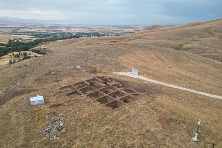 Монументальная базальтовая статуя урартского периода обнаружена в Турции