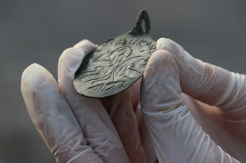 В Турции найден уникальный 1600-летний кулон с изображением пророка Соломона