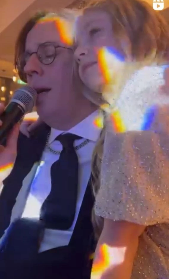«Щечкой к щечке с любимой деткой»: Максим Галкин спел дуэтом с дочерью Лизой на новогодней вечеринке