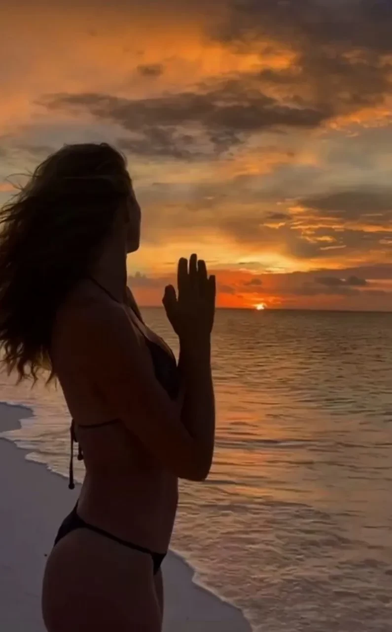 Беременная Жизель Бундхен опубликовала фото в бикини