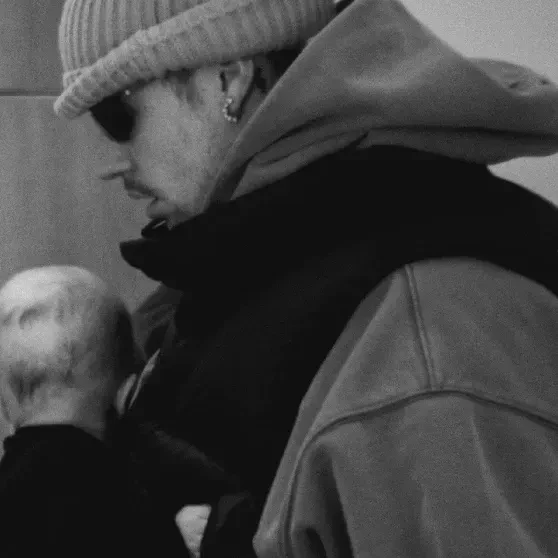 "Испытывает страх перед большим скоплением людей". Друзья Джастина Бибера рассказали, почему он выглядит измождённым