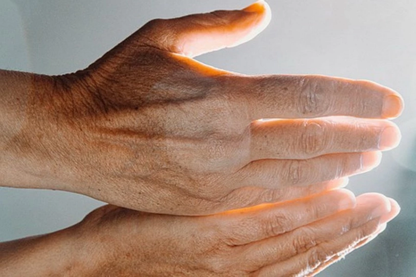 Инженеры БФУ разработали инновационное устройство, подавляющее тремор рук