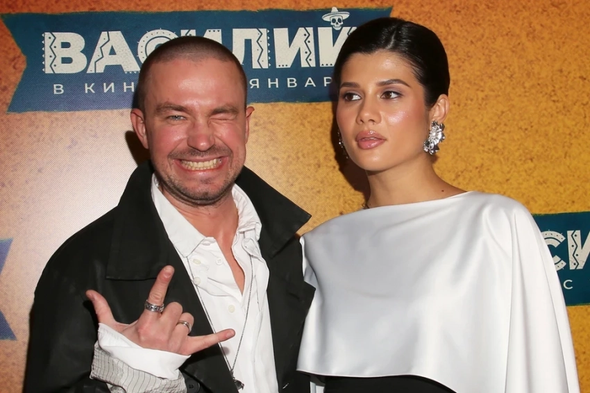 Беременная жена Александра Петрова похвасталась животиком на премьере фильма «Василий»