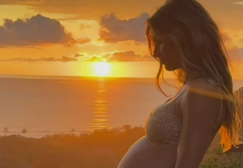 Беременная Жизель Бундхен опубликовала фото в бикини