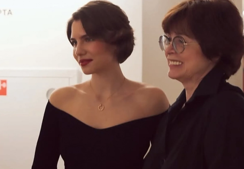 Внучка Бориса Ельцина Мария Юмашева в новом образе появилась на открытии собственной выставки