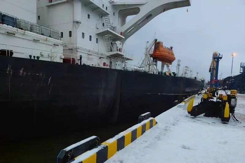 В порту Усть-Луги после «техногенного инцидента» в машинном отделении сел на мель танкер с мазутом на борту