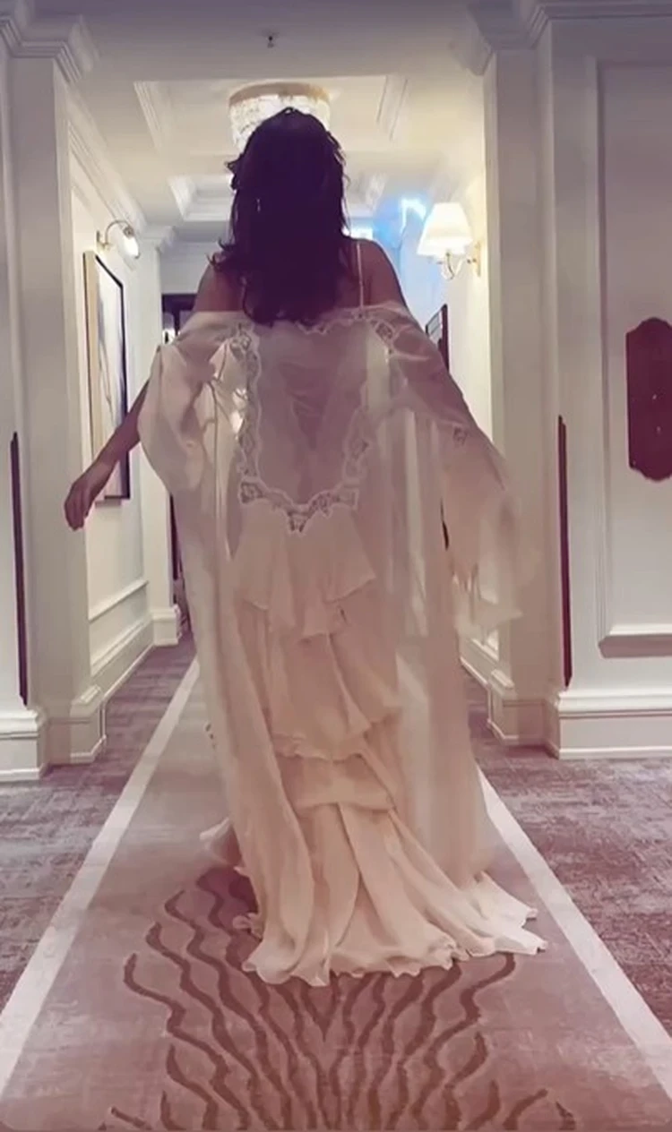 Почему мужчины сходят по ней с ума: Екатерина Климова снялась в прозрачном пеньюаре