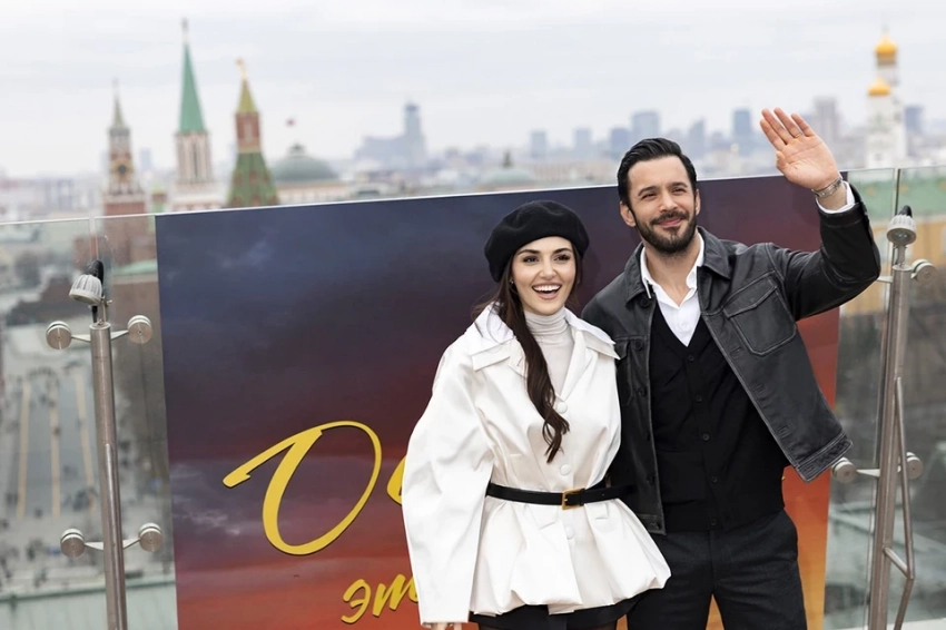 Турецкая звезда Ханде Эрчел в Москве показала роскошное декольте и позавтракала килограммом черной икры