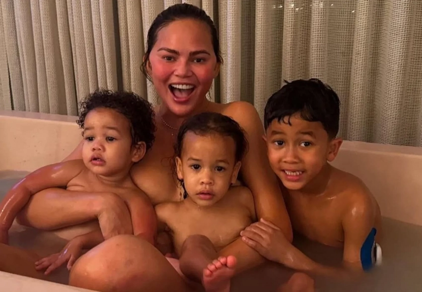 "Твои мальчики слишком взрослые". Крисси Тейген раскритиковали за то, что она принимает ванну вместе с сыновьями