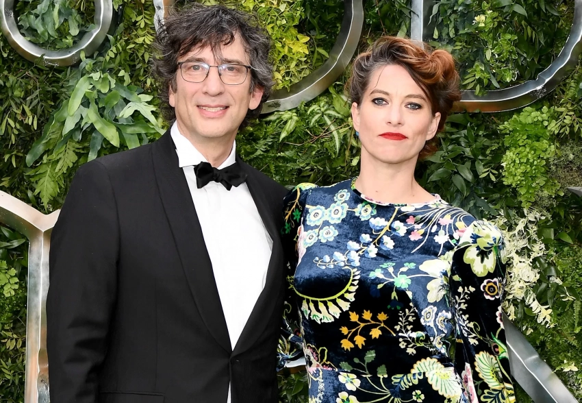 Жена Нила Геймана, которого обвинили в изнасилованиях, прокомментировала обвинения в свой адрес