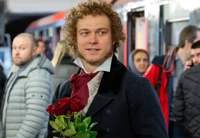 Юра Борисов появился в московском метро в образе Александра Пушкина