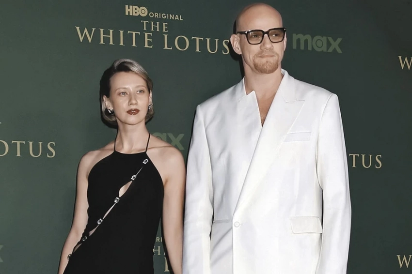 Актер Колокольников появился на премьере нового сезона сериала «Белый лотос» вместе с женой