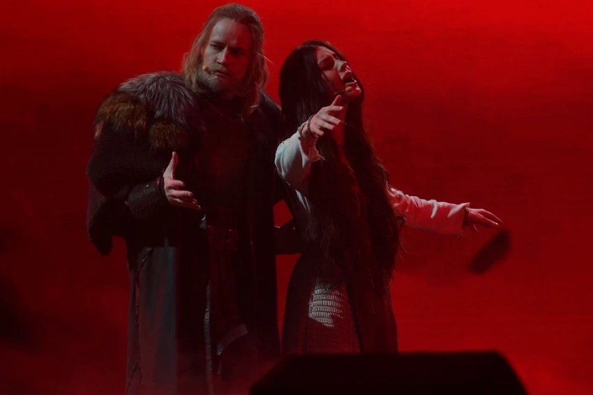 SHAMAN взлетел: Чем певец удивил поклонниц на премьере этно-оперы «Князь Владимир» в Петербурге