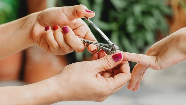 Когда стричь ногти в марте 2025 года: лунный календарь