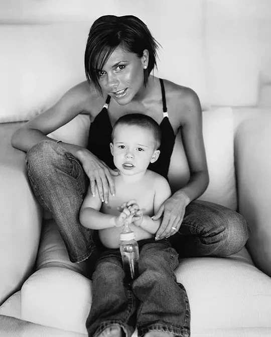 Дэвид и Виктория Бекхэм показали архивные фотографии сына Бруклина в честь его дня рождения