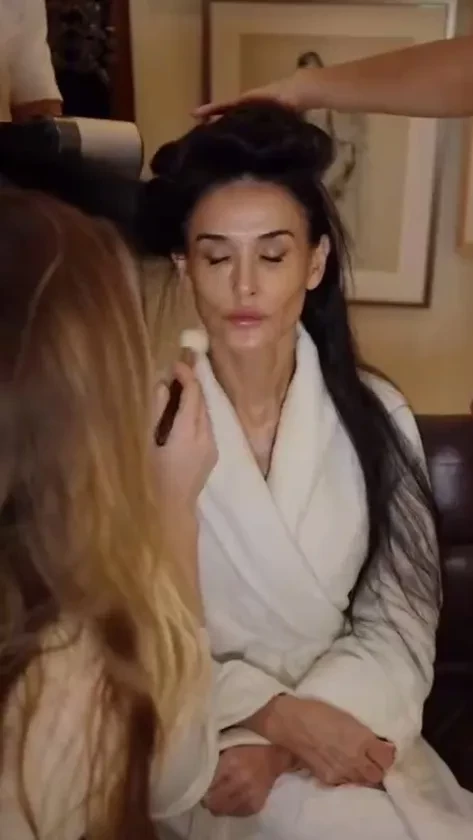 Деми Мур показала кадры без макияжа со сборов на "Оскар"