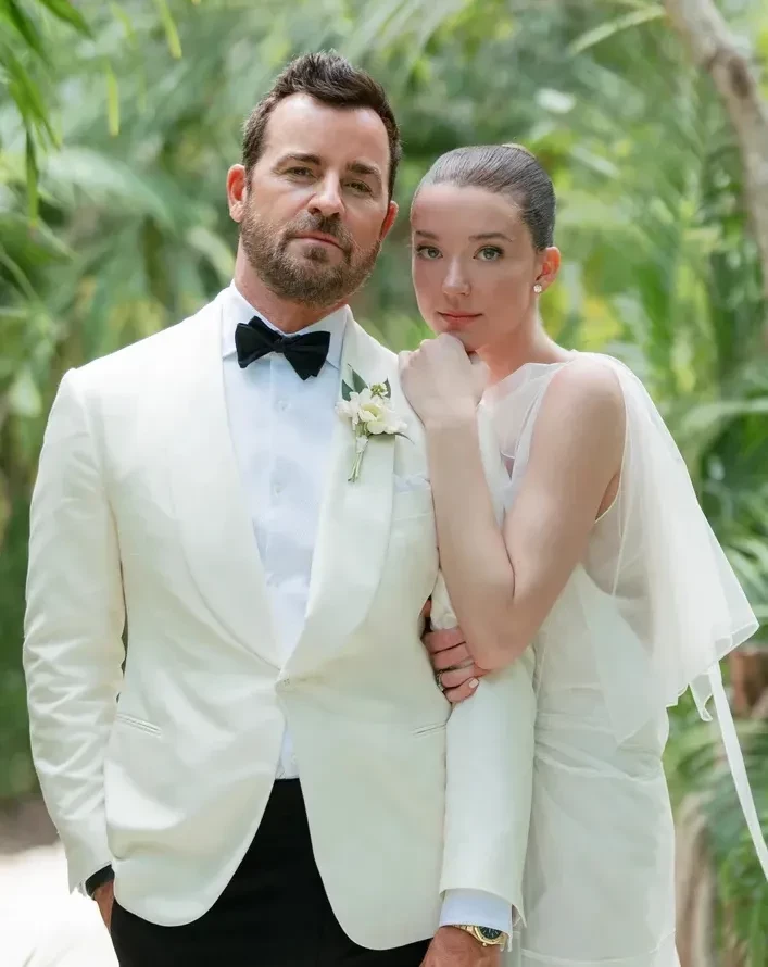 Церемония на пляже и платье от Виктории Бекхэм: как прошла свадьба Джастина Теру и Николь Брайдон Блум