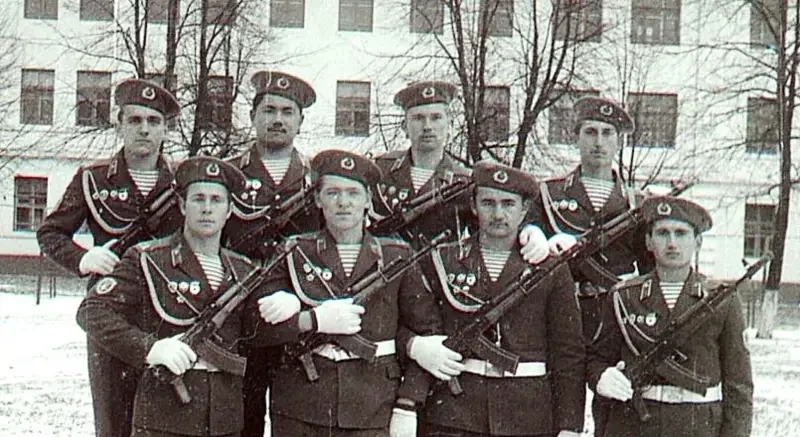 С парада на войну