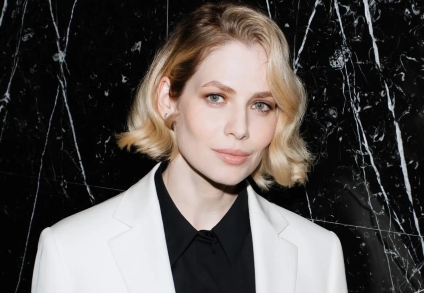 Юлия Снигирь вышла в свет в своём новом образе блондинки