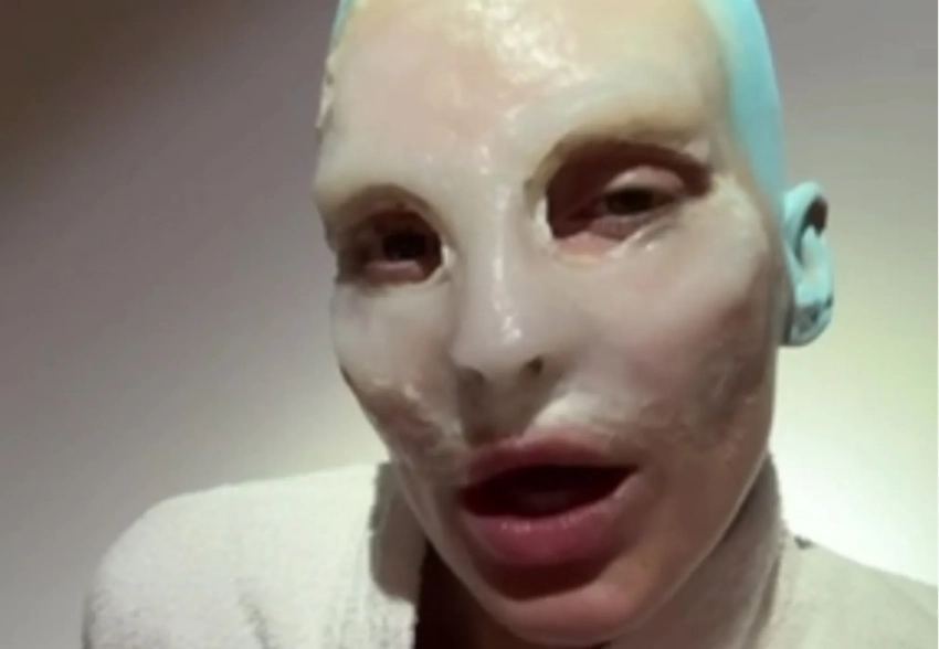 Наталья Ионова записала видео в маске "пришельца" и опровергла слухи о рехабе