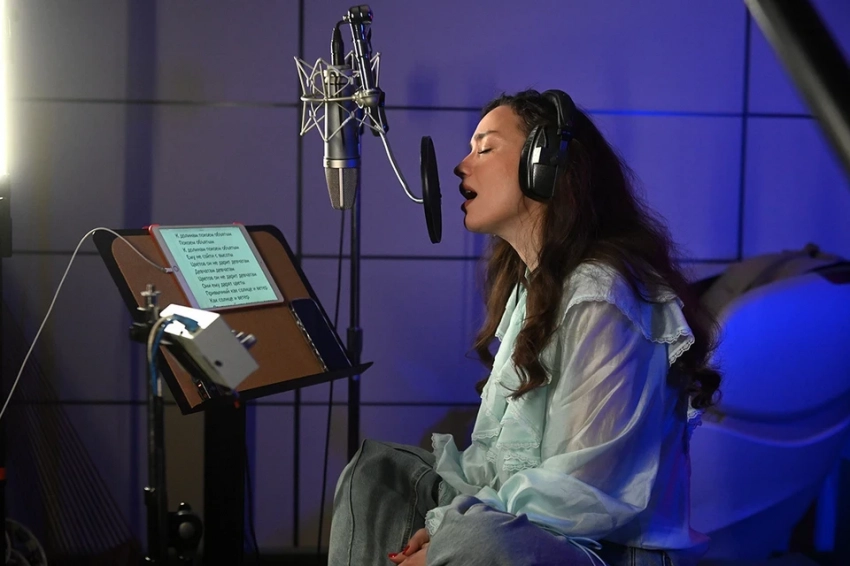 «Приходилось бороться с собой» Виктория Дайнеко едва сдерживала слезы, записывая кавер на военную песню «Алеша»