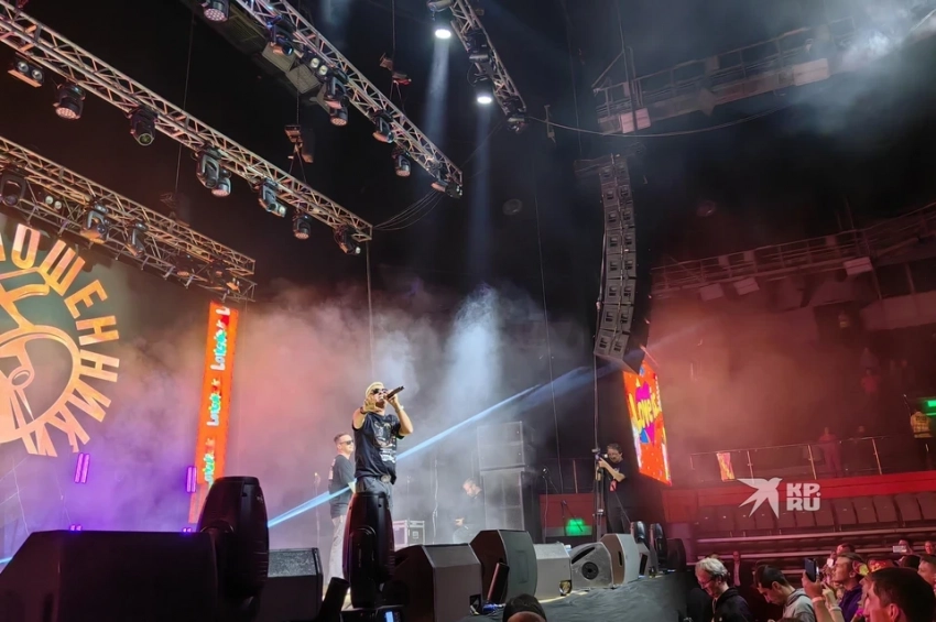 Пошлые шутки и разборки со зрителями: что творилось на дискотеке 90-х, где выступали «Корни» и «Отпетые мошенники»