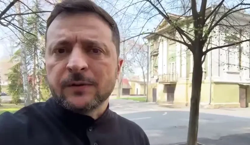 Украинские пользователи предложили «затолкать в бусик» Зеленского после его видеообращения на фоне учреждения, где лечат раненых военнослужащих ВСУ