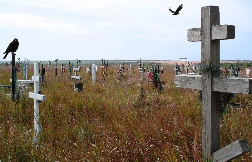 Покосившиеся и заброшенные: какие могилы нужно обходить стороной на кладбище, если жизнь дорога