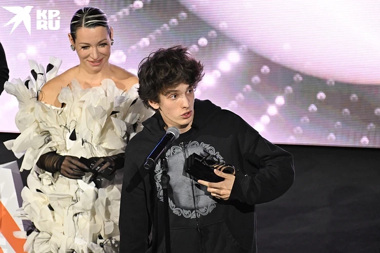 "Тут мой дом, я всех люблю": Марк Эйдельштейн заявил, что не планирует переезжать из России и зачитал рэп