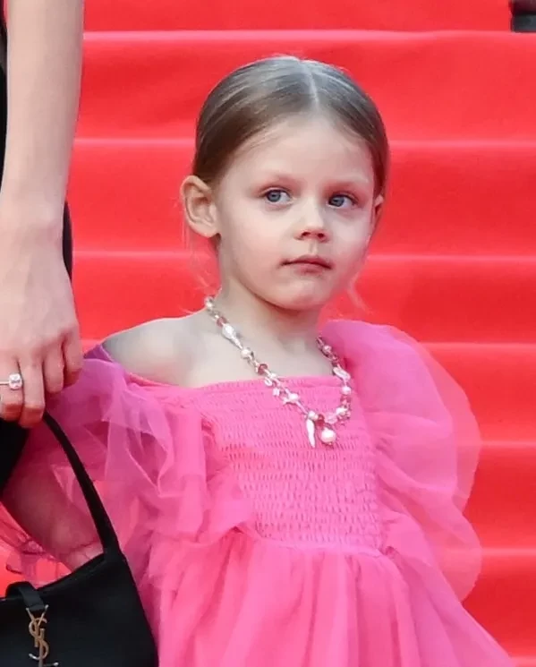 Софья Синицына вышла на красную дорожку с дочерью от Павла Табакова