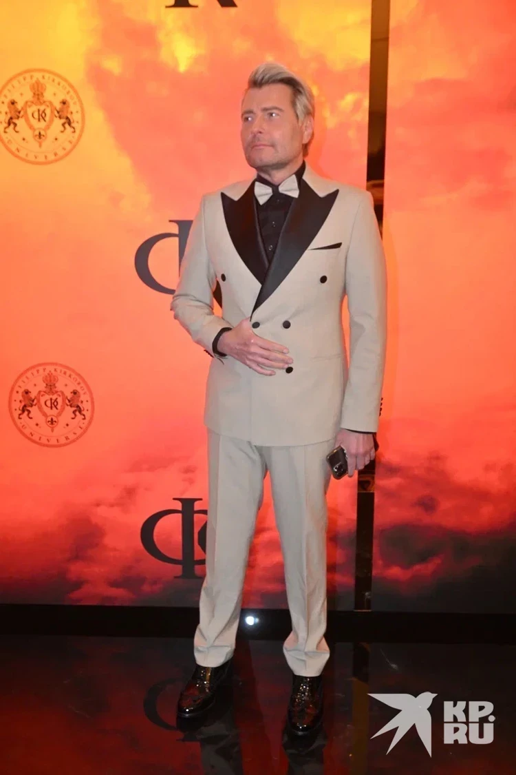 Презентация клипа «Везувий»: Киркоров в пиджаке за 4 миллиона, постройневший Ян Абрамов и гигантский торт-вулкан