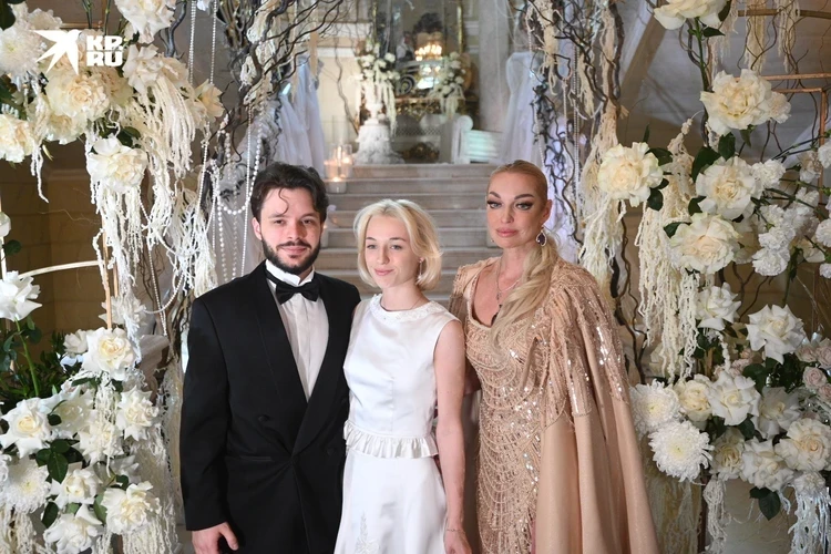 Черные скатерти, жених в объятиях тещи и джаз вместо диджея: Появились фото с закрытой свадьбы дочери Волочковой