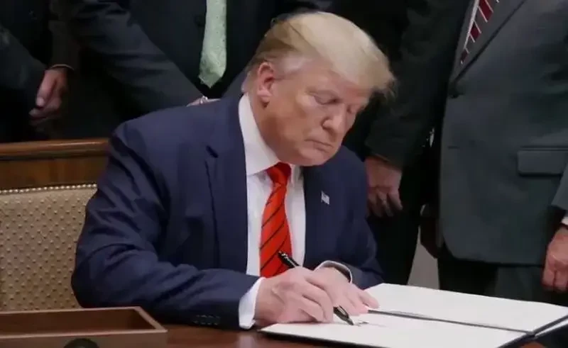 «Растёт разочарование Россией и Украиной»: Трамп не может усадить Москву и Киев за стол переговоров