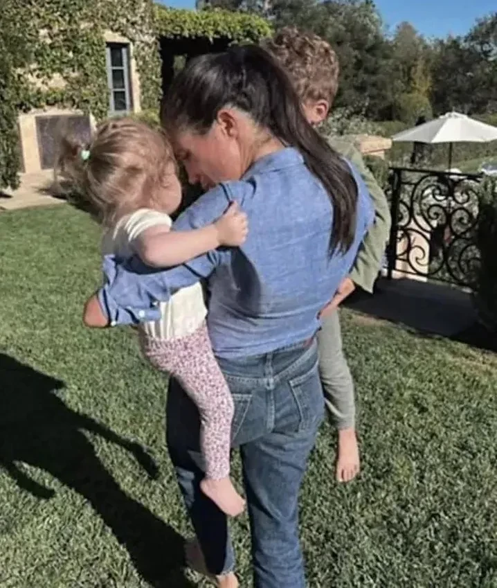 Меган Маркл рассказала на подкасте о любви принца Гарри и расплакалась при упоминании детей