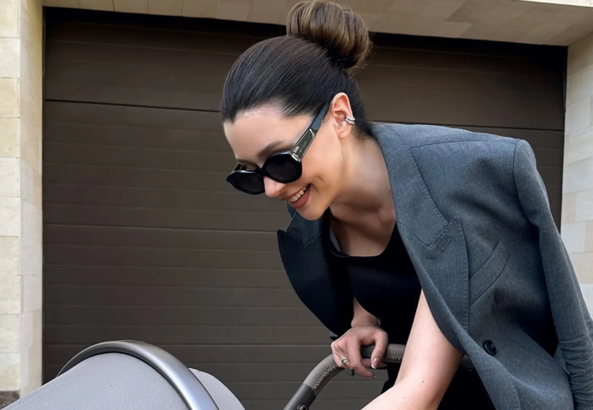 "В эре бежевой мамочки". Анна Заворотнюк показала свои фото через две недели после родов