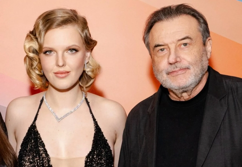 Евгений Цыганов, Алексей Учитель, Сергей Безруков с Анной Матисон на премьере фильма "Семейное счастье"