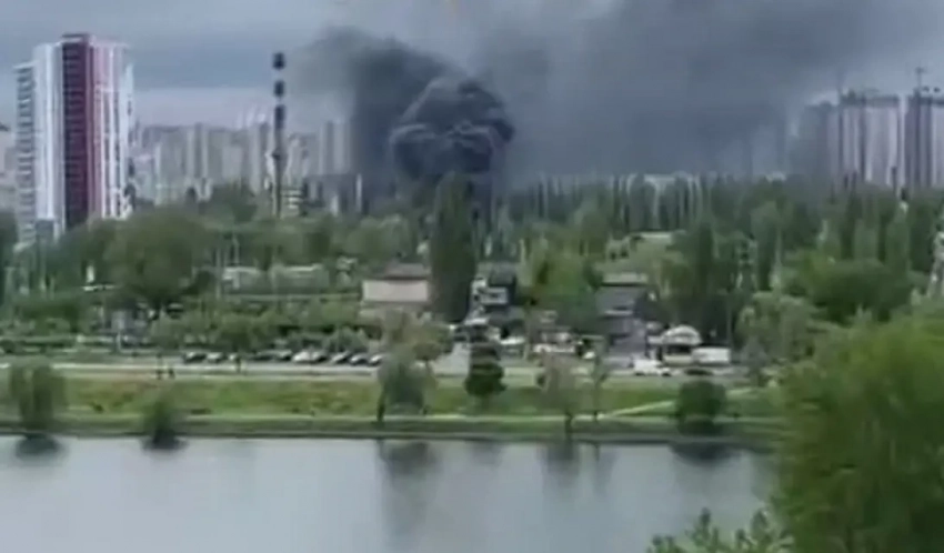 Сообщается о мощном взрыве в Киеве: предположительно, горит предприятие ВПК Украины «Буревестник»