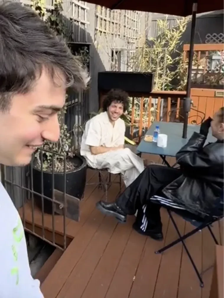 Селена Гомес опубликовала фото с Бенни Бланко на фоне слухов о его измене с её лучшей подругой