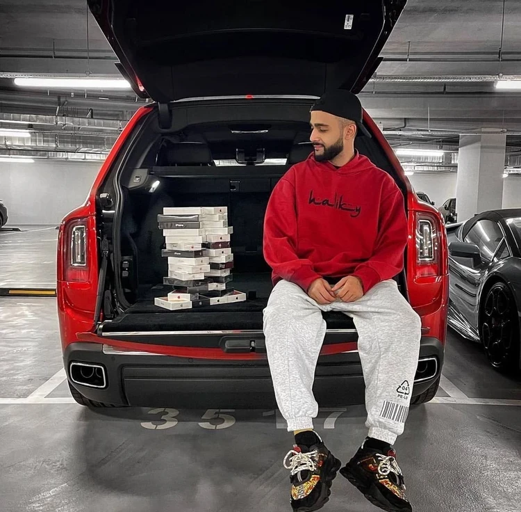 Рекламировал казино и разыгрывал элитные авто: Кто такой и чем известен объявленный в розыск блогер Гусейн Гасанов