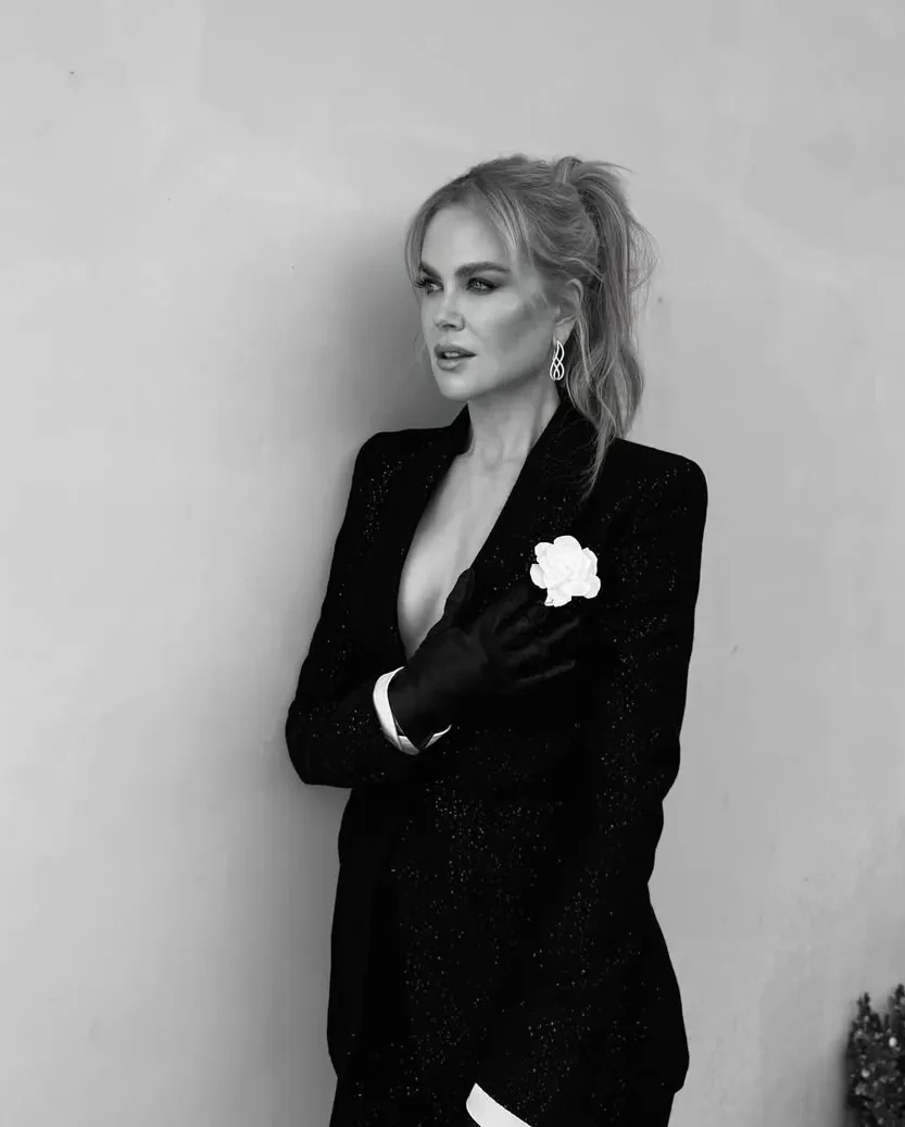 Николь Кидман вышла в свет в жакете на голое тело