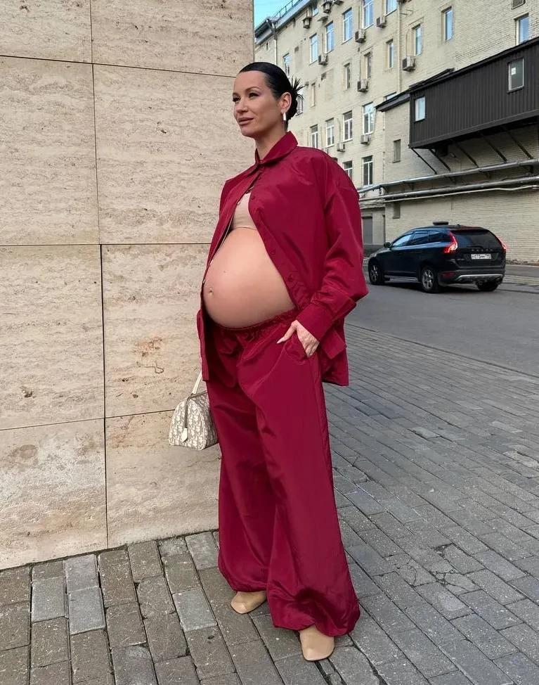 "Рианна курильщика". Беременная Ида Галич вышла в свет с обнажённым животом