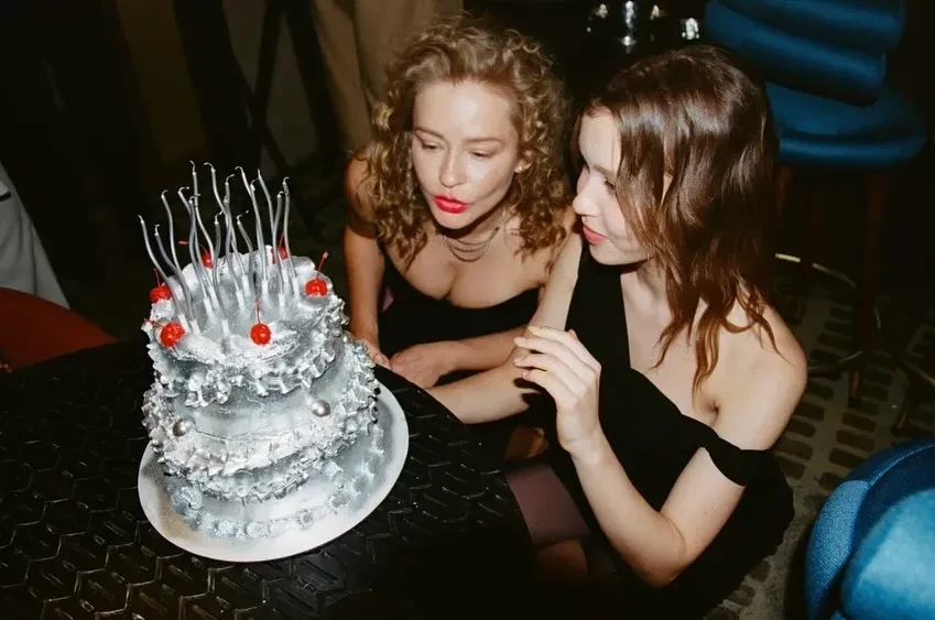 Алексей Учитель среди гостей: Юлия Пересильд показала фото с 16-летия своей дочери Анны