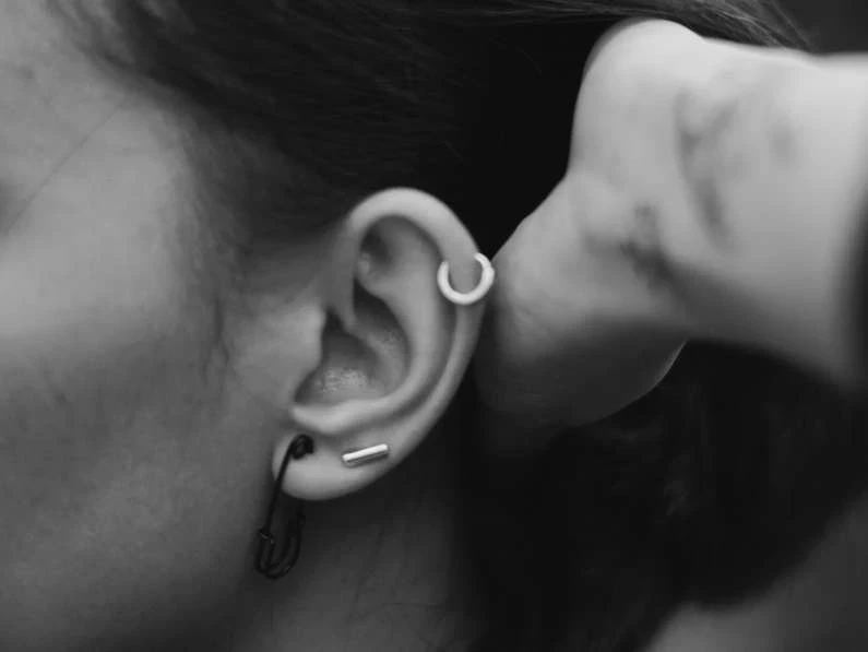 Приметы расскажут, к чему чешется левое ухо: трактовка для мужчин и женщин