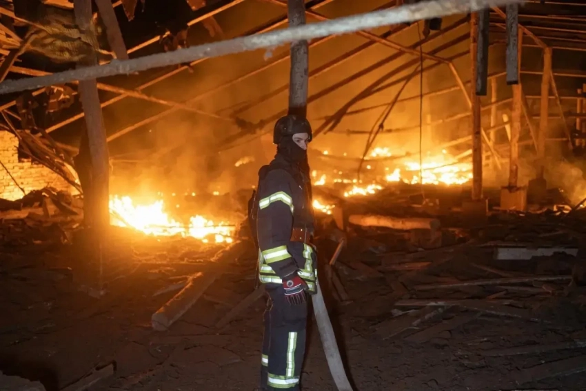 На предприятии в Сумах разгорелся пожар после ночных ударов ВС России