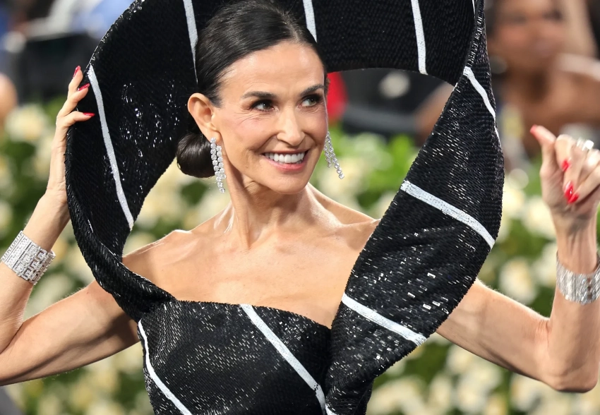 "Перестала быть похожей на себя". В сети обсуждают "неудачные" фото 62-летней Деми Мур