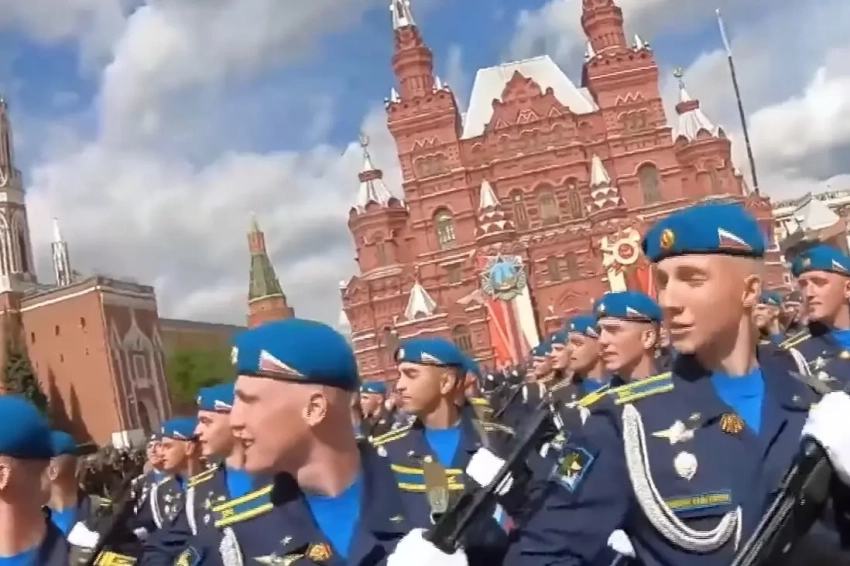 «Демонстрация военной силы на фоне конфликта с Украиной»: зарубежные СМИ оценили парад Победы в России