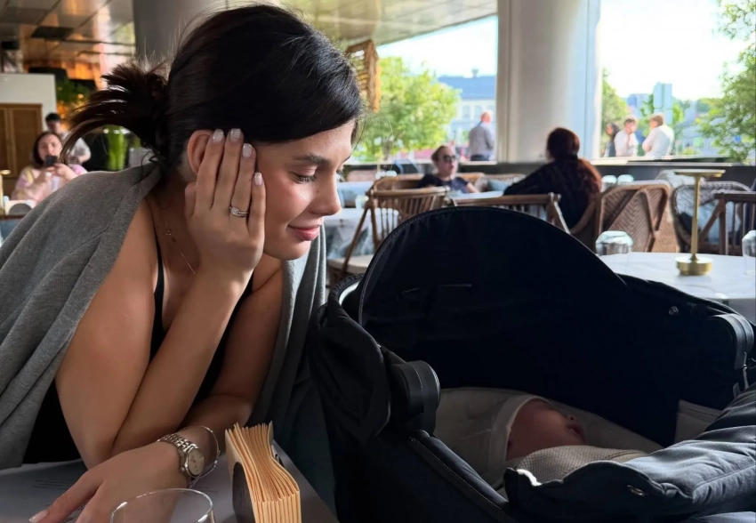 "Мать в декрете". Жена Александра Петрова показала, как гуляет с сыном