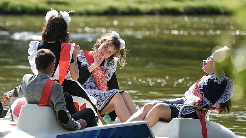 Особенности празднования последнего звонка 24 мая 2025 года: какие слова сказать учителям на прощание